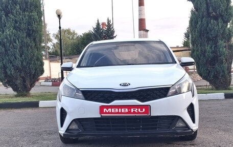 KIA Rio IV, 2020 год, 900 000 рублей, 1 фотография