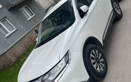 Mitsubishi Outlander III рестайлинг 3, 2016 год, 1 450 000 рублей, 3 фотография