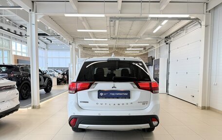 Mitsubishi Outlander III рестайлинг 3, 2017 год, 2 299 999 рублей, 5 фотография
