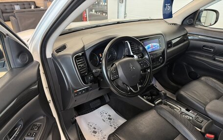 Mitsubishi Outlander III рестайлинг 3, 2017 год, 2 299 999 рублей, 10 фотография