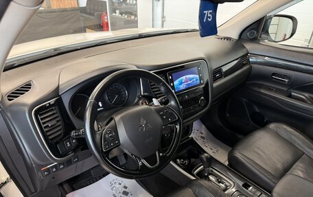 Mitsubishi Outlander III рестайлинг 3, 2017 год, 2 299 999 рублей, 11 фотография