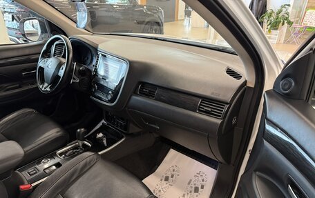 Mitsubishi Outlander III рестайлинг 3, 2017 год, 2 299 999 рублей, 12 фотография