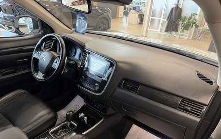 Mitsubishi Outlander III рестайлинг 3, 2017 год, 2 299 999 рублей, 13 фотография
