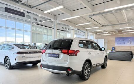 Mitsubishi Outlander III рестайлинг 3, 2017 год, 2 299 999 рублей, 6 фотография
