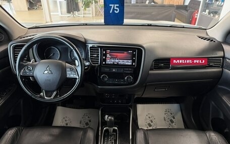 Mitsubishi Outlander III рестайлинг 3, 2017 год, 2 299 999 рублей, 16 фотография