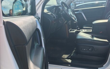 Toyota Land Cruiser Prado 150 рестайлинг 2, 2014 год, 3 400 000 рублей, 22 фотография