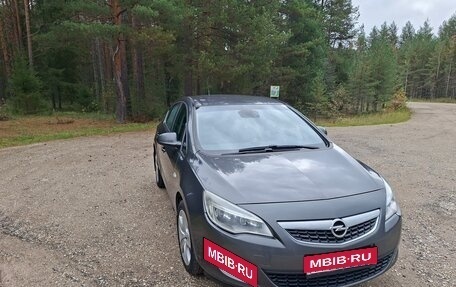 Opel Astra J, 2011 год, 570 000 рублей, 2 фотография