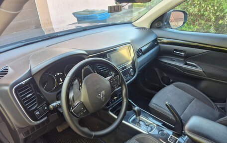Mitsubishi Outlander III рестайлинг 3, 2018 год, 1 650 000 рублей, 7 фотография