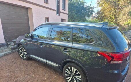 Mitsubishi Outlander III рестайлинг 3, 2018 год, 1 650 000 рублей, 5 фотография