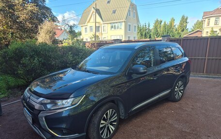 Mitsubishi Outlander III рестайлинг 3, 2018 год, 1 650 000 рублей, 3 фотография