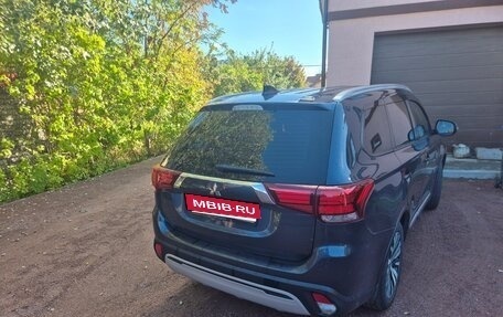 Mitsubishi Outlander III рестайлинг 3, 2018 год, 1 650 000 рублей, 4 фотография