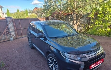 Mitsubishi Outlander III рестайлинг 3, 2018 год, 1 650 000 рублей, 2 фотография
