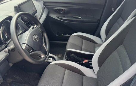 Toyota Yaris XP150 рестайлинг, 2022 год, 1 360 000 рублей, 5 фотография