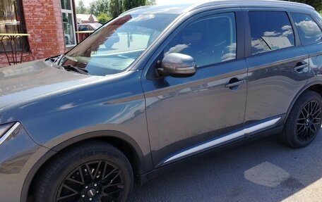 Mitsubishi Outlander III рестайлинг 3, 2015 год, 1 645 000 рублей, 2 фотография