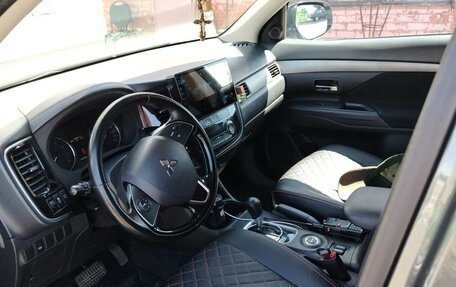 Mitsubishi Outlander III рестайлинг 3, 2015 год, 1 645 000 рублей, 4 фотография