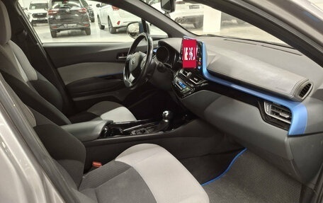 Toyota C-HR I рестайлинг, 2019 год, 2 125 000 рублей, 11 фотография