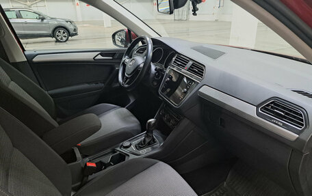 Volkswagen Tiguan II, 2019 год, 2 430 000 рублей, 13 фотография