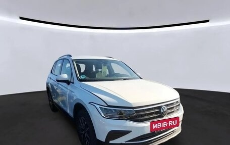 Volkswagen Tiguan II, 2022 год, 2 292 000 рублей, 3 фотография