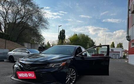 Toyota Camry, 2018 год, 1 900 000 рублей, 3 фотография