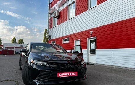 Toyota Camry, 2018 год, 1 900 000 рублей, 2 фотография