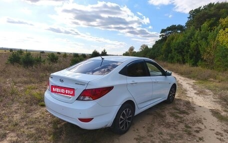 Hyundai Solaris II рестайлинг, 2012 год, 750 000 рублей, 3 фотография
