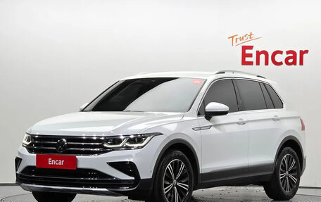 Volkswagen Tiguan II, 2023 год, 3 299 000 рублей, 1 фотография