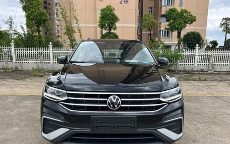 Volkswagen Tiguan II, 2023 год, 2 590 000 рублей, 2 фотография