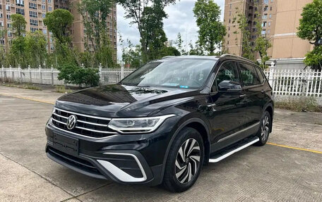 Volkswagen Tiguan II, 2023 год, 2 590 000 рублей, 1 фотография