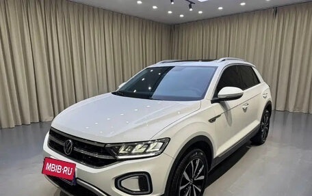 Volkswagen T-Roc I, 2023 год, 1 700 000 рублей, 2 фотография