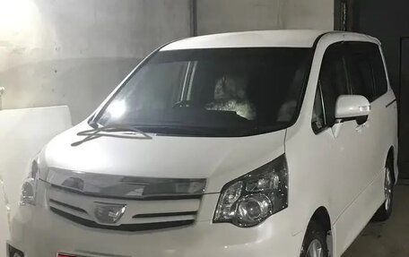Toyota Noah III, 2011 год, 1 000 000 рублей, 1 фотография