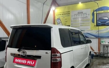 Toyota Noah III, 2011 год, 1 000 000 рублей, 2 фотография