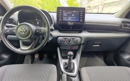 Toyota Yaris, 2022 год, 1 450 000 рублей, 9 фотография