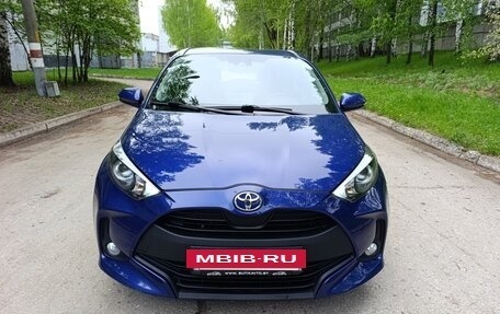 Toyota Yaris, 2022 год, 1 450 000 рублей, 2 фотография