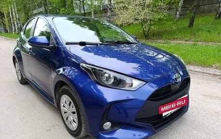 Toyota Yaris, 2022 год, 1 450 000 рублей, 3 фотография