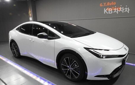 Toyota Prius IV XW50, 2023 год, 2 942 000 рублей, 1 фотография