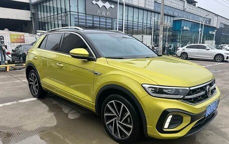 Volkswagen T-Roc I, 2023 год, 1 550 000 рублей, 2 фотография