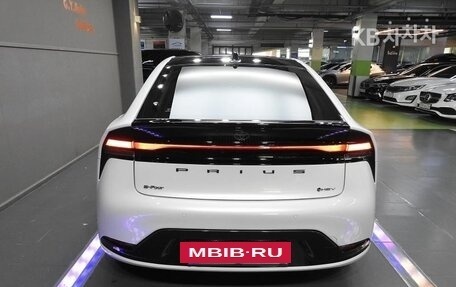 Toyota Prius IV XW50, 2023 год, 2 942 000 рублей, 3 фотография