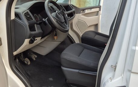 Volkswagen Caravelle T6 рестайлинг, 2016 год, 2 160 000 рублей, 7 фотография