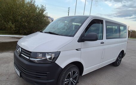 Volkswagen Caravelle T6 рестайлинг, 2016 год, 2 160 000 рублей, 2 фотография