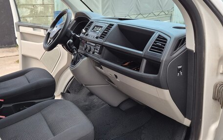 Volkswagen Caravelle T6 рестайлинг, 2016 год, 2 160 000 рублей, 6 фотография
