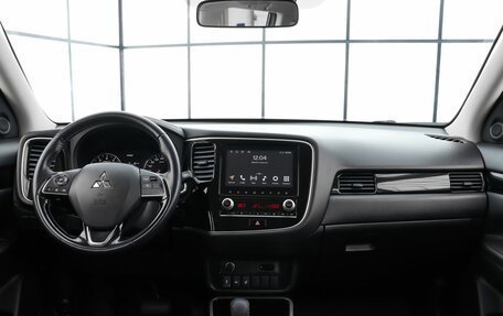 Mitsubishi Outlander III рестайлинг 3, 2021 год, 2 850 000 рублей, 8 фотография