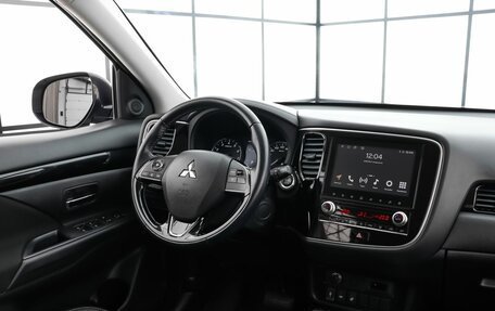 Mitsubishi Outlander III рестайлинг 3, 2021 год, 2 850 000 рублей, 7 фотография