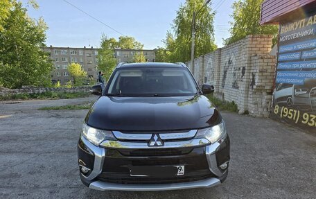 Mitsubishi Outlander III рестайлинг 3, 2018 год, 1 850 000 рублей, 2 фотография
