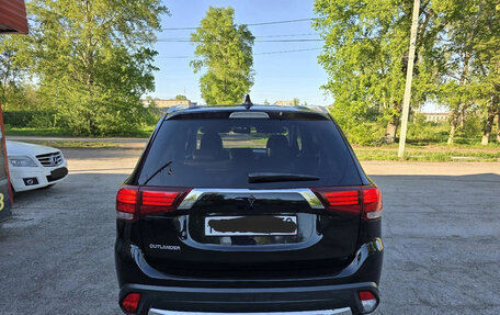 Mitsubishi Outlander III рестайлинг 3, 2018 год, 1 850 000 рублей, 6 фотография