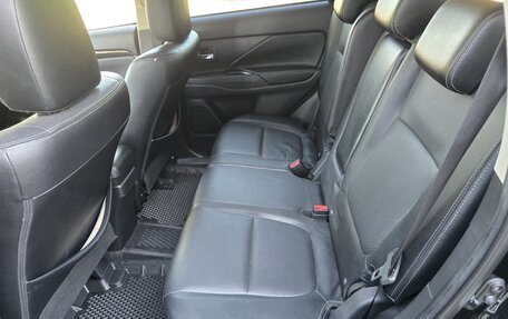 Mitsubishi Outlander III рестайлинг 3, 2018 год, 1 850 000 рублей, 10 фотография