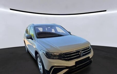 Volkswagen Tiguan II, 2022 год, 2 482 000 рублей, 3 фотография