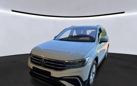 Volkswagen Tiguan II, 2022 год, 2 482 000 рублей, 2 фотография