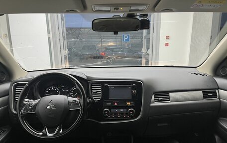 Mitsubishi Outlander III рестайлинг 3, 2015 год, 1 620 000 рублей, 8 фотография
