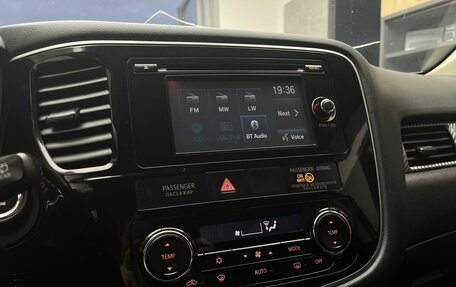 Mitsubishi Outlander III рестайлинг 3, 2015 год, 1 620 000 рублей, 12 фотография