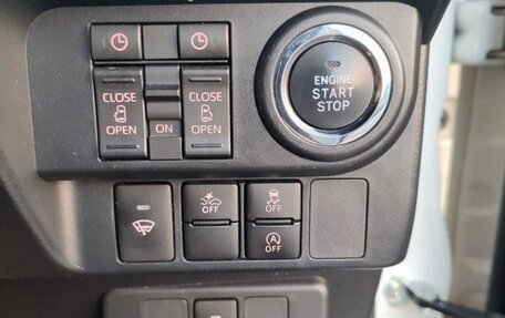 Toyota Roomy I, 2022 год, 1 010 000 рублей, 10 фотография